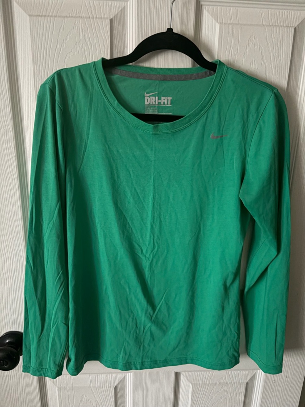 Nike Dri Fit / Slim Fit Women’s Long Sleeve Green Tee Shirt Size Medium
